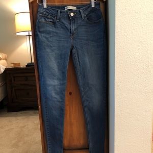 Levi’s Skinny Jeans 29x30” ankle length.